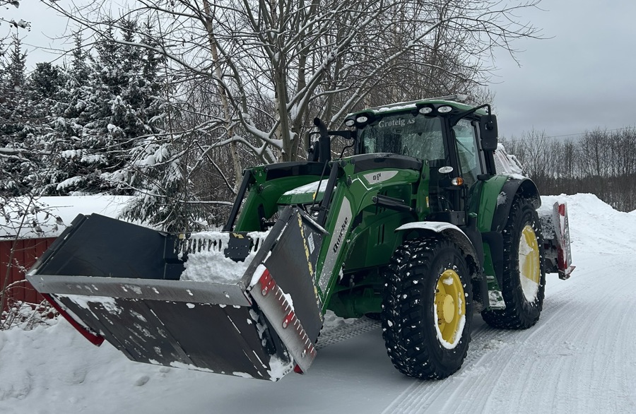 Brøyting med traktor