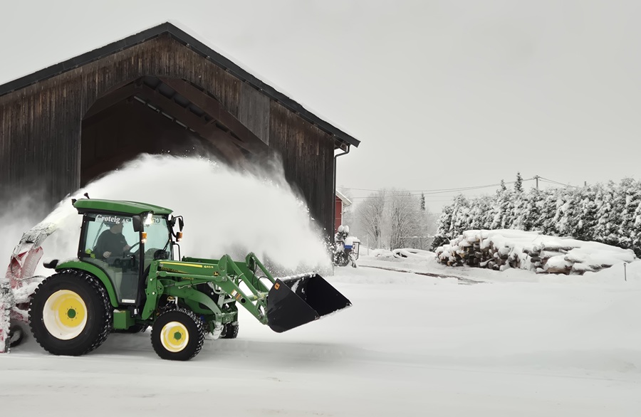 Snøfresing med liten traktor