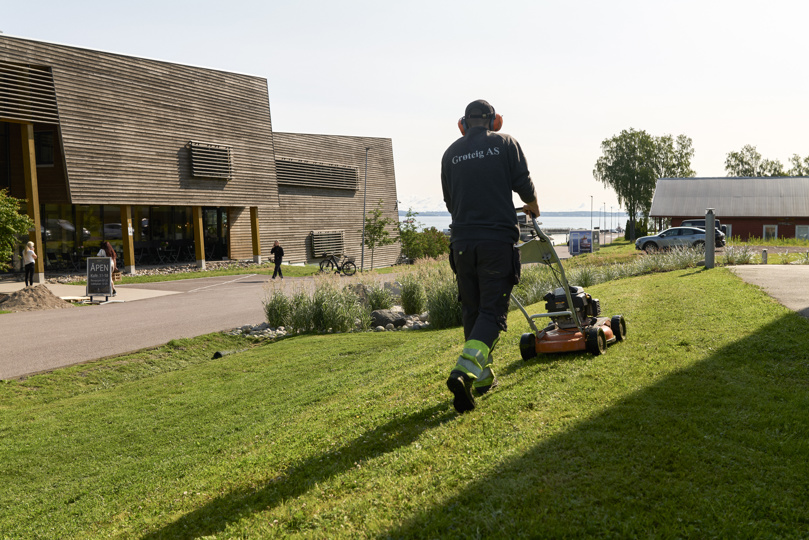 Gressklipping med håndklipper